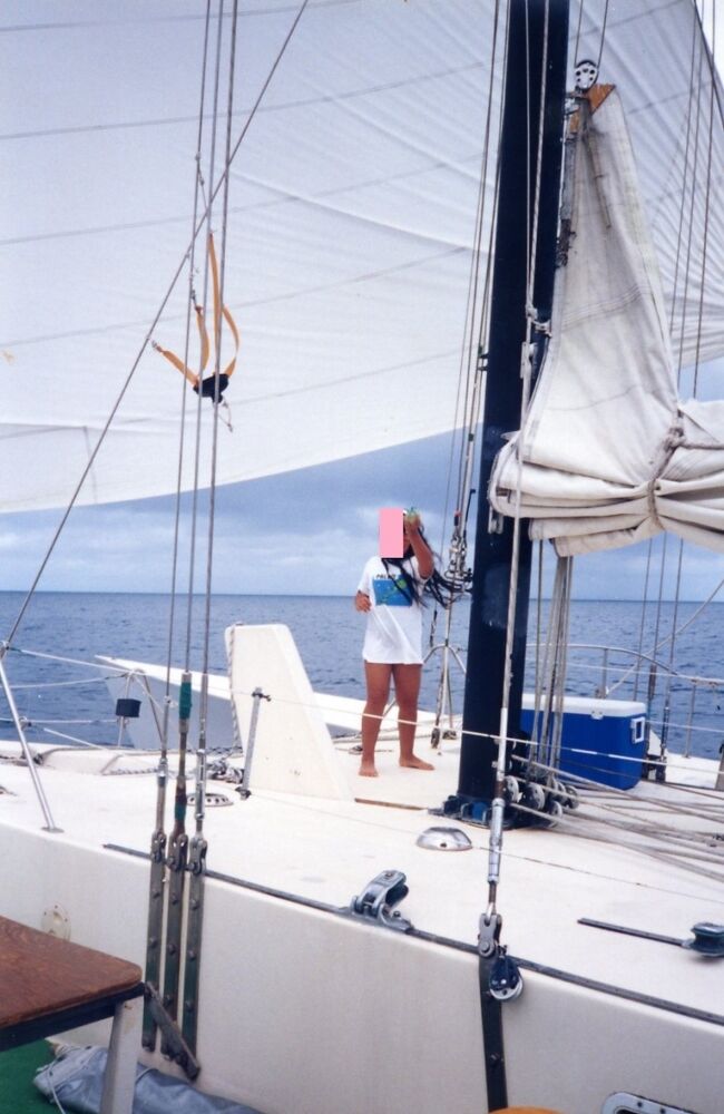 画面、左上に何か黒いものがゴムバンドで取り付けられています。<br />この黒い部分に水風船を入れてゴムバンドを引っ張り、よその船めがけて発射します。