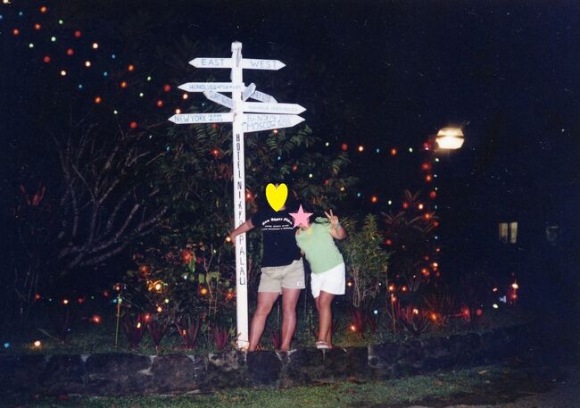 ニッコーパラオの庭には主要都市の方角と距離を記した方向板がありました。