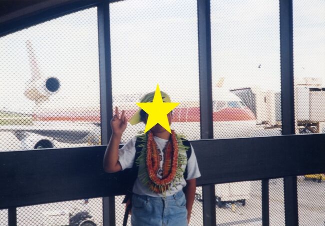 グアム空港？首にかけているのは貰った花飾り。<br />後方に機材のボーイング７２７が見えます。コンチネンタル・ミクロネシア航空の塗装。