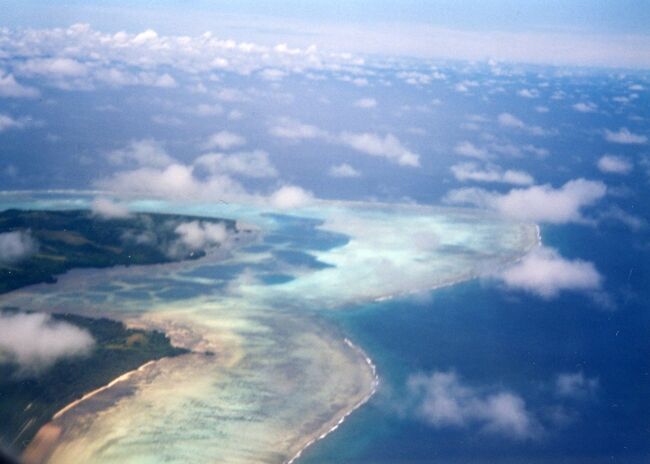 島の周囲にサンゴ礁が広がります。