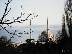 宮殿観光の後は新市街を散策。丘の上からモスク越しにボスポラス海峡を眺めたり