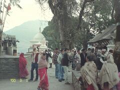 急坂を登っていた先にあった、ヒンドゥパシニ寺院。
ここは参拝者と観光客で混みあっていた。敷地の中央にある建物では、毎朝生け贄の神事があるらしく、血の洗い流した跡があって生々しい。