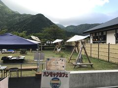 市街地からドライブ1時間ほどで、梅ヶ島温泉黄金の湯へ。オクシズには先日のヤマセミの湯など5ヶ所の公衆浴場がありますが、泉質も施設もこの梅ヶ島温泉が別格のように感じます。入浴料は同額700円です。
中庭にはハンモックカフェがありました。週末は子どもが多いので、良い大人はちょっと遠慮しないといけないかも。

そして、1時間かけて下山。この2日間のメインお料理、文次亭へ。