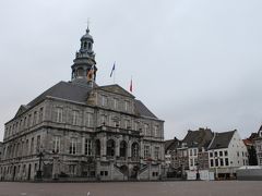 1659年から1664年にかけて建てられた、石造りの立派な市庁舎のあるマルクト広場を通り・・・。