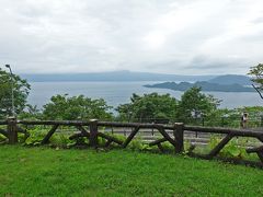 途中、紫明亭展望台へ。
十和田湖は、本州最北端の山上湖です。青森県十和田市、秋田県鹿角郡小坂町にまたがっています。十和田八幡平国立公園内にあり、日本の湖沼では12番目に面積規模を誇ります。
十和田湖は巨大な火山活動によってできた二重カルデラ湖です。現在も活火山として指定されています。