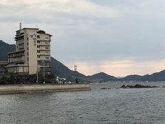 さて　今日のお宿です。
海にせり立って建っています。