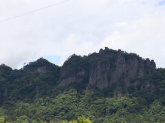 一通り参拝を終え、四万温泉へ。
道中見えたでこぼこな山。
Googleマップで確認したところ、岩殿山？
真田丸で出てましたね。
