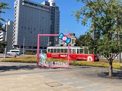 出発。今日はレンタカーをトヨタレンタカー富山駅前店で借ります。

こちらは富山駅前。
路面を走る市内電車が通り過ぎて行き、風情が増します。フレームショットが撮れる様になってます