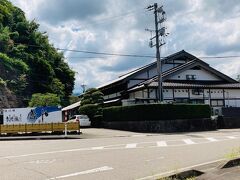 昼食にやって来たのは、庄川沿いにあるお店です。