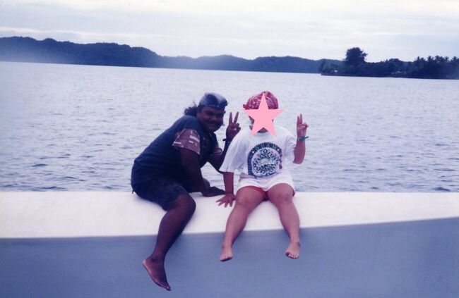 クルーの兄ちゃんと舳先に座ってご機嫌。