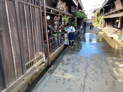 軒下には用水が流れ、打ち水が涼しさを誘いますが、暑い・・・。