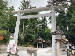 白山平泉寺から高速を使わずに国道１５７号を使って、約２時間半。
着いたのは「加賀国一之宮・白山ひめ神社」。
石川、福井、岐阜の3県にわたる霊峰白山は、古くから信仰の聖地として崇められてきました。やがて山への信仰は、登拝という形に変化し、山頂に至る登山道が開かれます。加賀＝石川県の登拝の拠点として御鎮座二千百年を越える白山ひめ神社。霊峰白山をご神体とする全国白山神社の総本宮です。