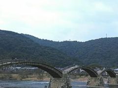 JRで山口県の岩国へ。
バスで錦帯橋。

優美なアーチ。
木造というのがすごい。
