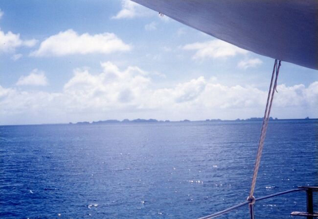 南洋の日差しを浴びて、ロックアイランドの海は輝きます。