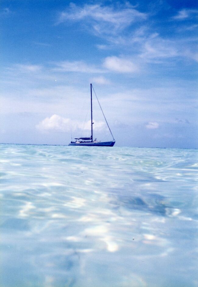 この頃のお楽しみはヨットに乗ること。<br />ウーロン島に投錨したクリスタル・ブルー。