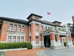 1925年に新竹州庁として建設された建物で、現在は新竹市役所として使われている。