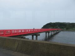 朱に塗られた雄島に渡る橋