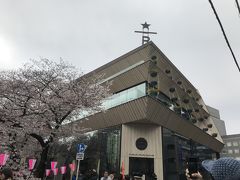 桜並木の途中にはスタバもあります。
非常に混雑していました。