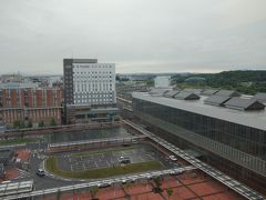 朝、部屋からの景色。雨はほぼ上がったけど、どんより曇っています。