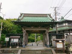 本覚寺の門をでると、今度は正面に、同じく日蓮宗の妙本寺の門が見えます。
門の脇には8角のお堂があります。
なんとこのお堂は、今は幼稚園になっています。