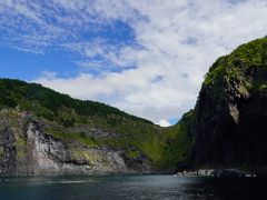 小さなクルーズ船なので海岸線の入り江まで入っていけます