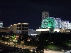 331号室からの夜景。
一番右端が横浜ベイホテル東急。

コスモクロックの左側の暗闇部分が灯りで埋まれば、こちら側の部屋も更に価値が出てくると思われる。