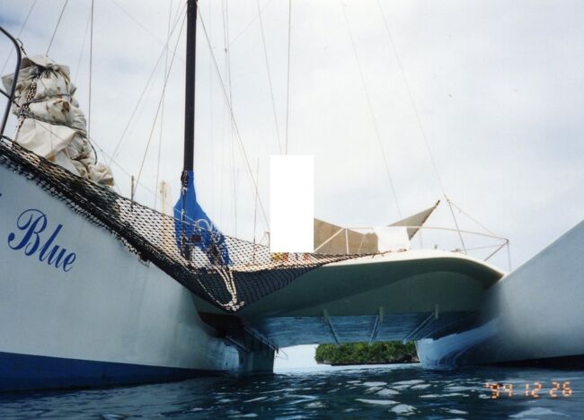 トリマランの艇体はこうなっています。真ん中のメインの艇体からデッキで左右のフロートにつながっています。