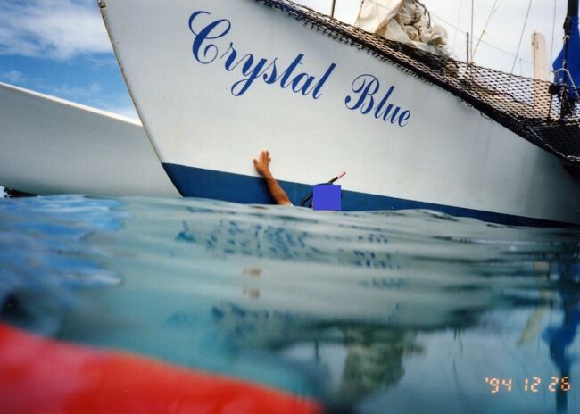 舳先につかまる。