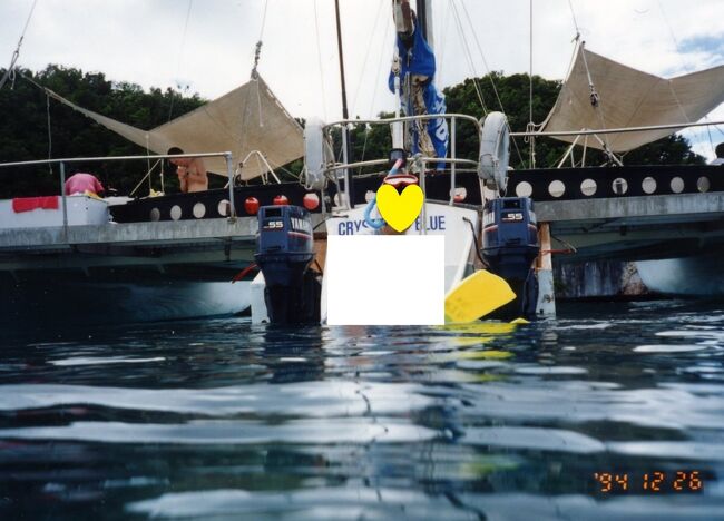 船尾からのながめ。デッキにはテーブルとベンチ、日除けのテントなどが設置されています。