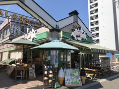 ＜北海道ファーム　箱館＞
朝市でカニさんをみて、イカ刺しを食べたら最後はスイーツ
歩いていると、最後の方にお店がありました。