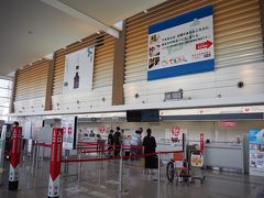 ＜函館空港＞
混雑もなくチェックイン。
カニの梱包は保冷剤なので預けれることができます。
ドライアイスは危険という事で・・・