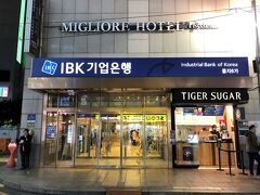 韓国ソウル・東大門『Migliore』

ファッションビル『ミリオレ東大門』の写真。

1階に黒糖タピオカミルク店【TIGER SUGAR（タイガーシュガー）】
東大門店がオープンしました。今回、何度も載せてます。