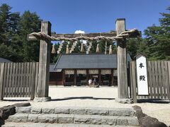 行こうか行かまいかちょっと悩みましたが、小淵沢駅から３Ｋｍ少々の身曾岐神社へ。