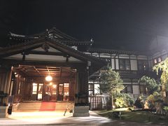 ほとんど人気のない夜の奈良ホテルの散策です。宿泊者ならではの贅沢ですね。

ライトアップというほどではありませんが、玄関・ロビーのあたりは夜遅くても
しっかり灯りが入っていて昼間とはまた違った雰囲気がよかったです。



