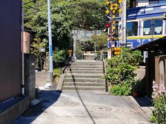 次も目の前を江ノ電が走る御霊神社（ごりょうじんじゃ）です。
