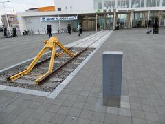 駅の中から続いている線路、ここまで延びています。