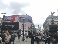 Piccadilly Circus (ピカデリーサーカス）へやってきました。