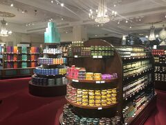 Fortnum & Mason (フォートナムアンドメイソン）の地上階です。以前宿泊したことのあるThe Cavendish London (キャベンディッシュ・ロンドン）の向かいになります。