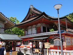 左にすすむと地主神社というところが