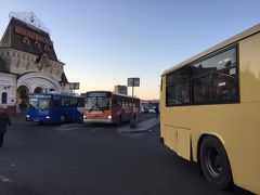 レーニン像の向かい側が駅前広場。そして奥に見えるのがメルヘンのような建物のウラジオストック駅。