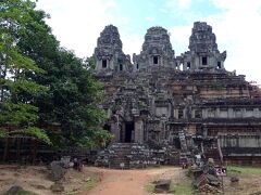 ２＜タ・ケウ＞
最初に訪れたのは、高さ50ｍもあるピラミッド型寺院「タ・ケウ」。
この近辺には「タ・プローム」「タ・ソム」と「タ」が付く寺院があるが、「タ」は「おじいさん」の意味。ここは「ケウじいさんの寺」ということになる。
建設途中に中央祠堂に落雷があり、縁起が悪いということで未完成のまま放置されたいわく付きの寺院だ。