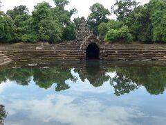 １０＜５つの池＞
ニャック・ポアンは、一辺70m四方の中央池の東西南北に一辺30ｍ四方の４つの池を配した珍しい造りの寺院だ。
ここは、もともと病気を治すための沐浴場として造られたという。

