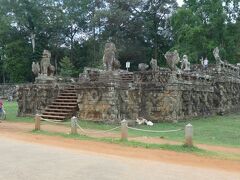 ３３＜象のテラス＞
ここは「象のテラス」。
２日前に訪れたばかりなのに、なぜか、ずっと前のことのように思える。