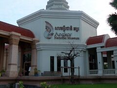 ３５＜アンコール国立博物館＞
夕食までの時間、ホテル近くのアンコール国立博物館へ。
館内は、エアコンが効き快適。「アンコール」の名の通り、アンコールワットやアンールトム、そして、クメール文明に関連した彫像やレリーフなどの展示物、シアターなどがあり、結構充実している。日本語のオーディオガイドもある。