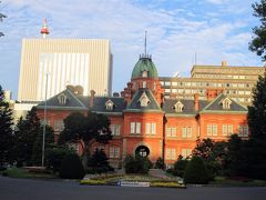 朝6時です。
昨日暗くて見えなかった北海道庁旧本庁舎です。
まだ、門が閉まっているので中に入れません。