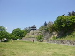 上田城到着。駐車場が満車で渋滞していたので少し離れた「アリオ」に誘導されました。これが有名な上田城ですか、城壁と櫓がいい感じです。戦国好きなのでたまりまへんな～。