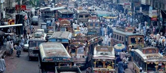 1993 年 に 始めて 行った パキスタン ラホール は <br />平和な 街で ありました。 <br />しかし ながら この 無法地帯 カラチでは <br />2014 年 6 月に 反政府 武装勢力に よる <br />カラチ国際空港 襲撃事件が 起こり！ <br />爆破され！ 多くの 人々が 亡くなり！ <br />街では ギャングに よる こぜり合い が 日常茶飯事<br /><br />危険ですので   外国人の 陸路での 移動さえ <br />ヤメテくれ と 勧告されております。 <br /><br />それは  必ずしや テロ組織に 襲われ<br />エジプトも そうで ありますが <br />イスラム圏の 宿命で ありましょう。 <br /><br />それは McDonald's 等の 裕福な fast food や<br />外国人が 集まる場所は 極力避けなさい！  とか？ <br />( きっとの 爆破 されるので あろう～ ) <br /><br />タクシーで 信号待ち していて <br />いきなりの 銃 強盗の 登場とか？ <br />その他 テロ    誘拐 恐喝 スリ 身代金要求<br />置引き    ありとあらゆる   泥棒など<br /><br />インターネットに 出てくる 情報にも <br />楽しい ものなど 一つも 無いし！ <br /><br />それは 世界治安の 悪い都市 ベスト10 にも <br />しっかりと 入ってしまう カラチ ちゃん<br />たいへんに   困ります<br /><br />ふふふ<br /><br />ウサマ ビン ラディン ちゃん も <br />生きているのかも 知れない<br /><br />そして 日本企業の 駐在員様逹も <br />皆さま 撤退 非難 させられて<br /><br />とても   危険な　街の　認識で