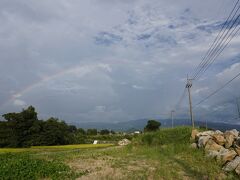 （勝山市・虹）
車に乗り込んで、夕食を買い出しに道の駅恐竜渓谷かつやまへ。

運転中に前が見えなくなるくらいの強い降雨に遭いました。そのあとしばらくして天空に大きな虹が見えました。思わず車を道端に止めて虹の写真を撮りました。白山に歓迎されているのでは、という気持ちになりました。

Rainbow over the sky!