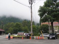 （市之瀬駐車場）
車で白山国立公園へ。警備員の方が交代で夜を徹して警備してくださっています。