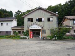 （山崎旅館）
日本秘湯を守る会会員の宿、山崎旅館様へ移動します。白山スーパー林道からここまでの道は広くはないですが、スロースピードで対向車に気を付けて運転すれば大丈夫です。

スマホのアンテナが立っていなかったので、LTEは来ていないようです。それくらいの山奥です。

旅館の看板では、この温泉は野天温泉と書かれていました。露天とは、屋根がないという意味ですが、この温泉は、屋根がないどころではなく、森の中の温泉です。野天温泉という名称はこの温泉にぴったりな名称です。

加水・加温・循環一切なしの源泉かけ流しです。

満月の夜でしたが、夜の空に星が見えました。

この付近には建物らしい建物はこの旅館しかないので、夜に部屋の電気をつけていると虫が入ってきます。それもまた山の中ならではです。虫が苦手という人は日帰り温泉（\700-）で楽しむのが賢明かもしれません。

泰澄大師ゆかりの中宮温泉にしやま旅館様に行ってみたかったのですが、台風に伴うがけ崩れの影響で休館中で、訪れることができませんでした。